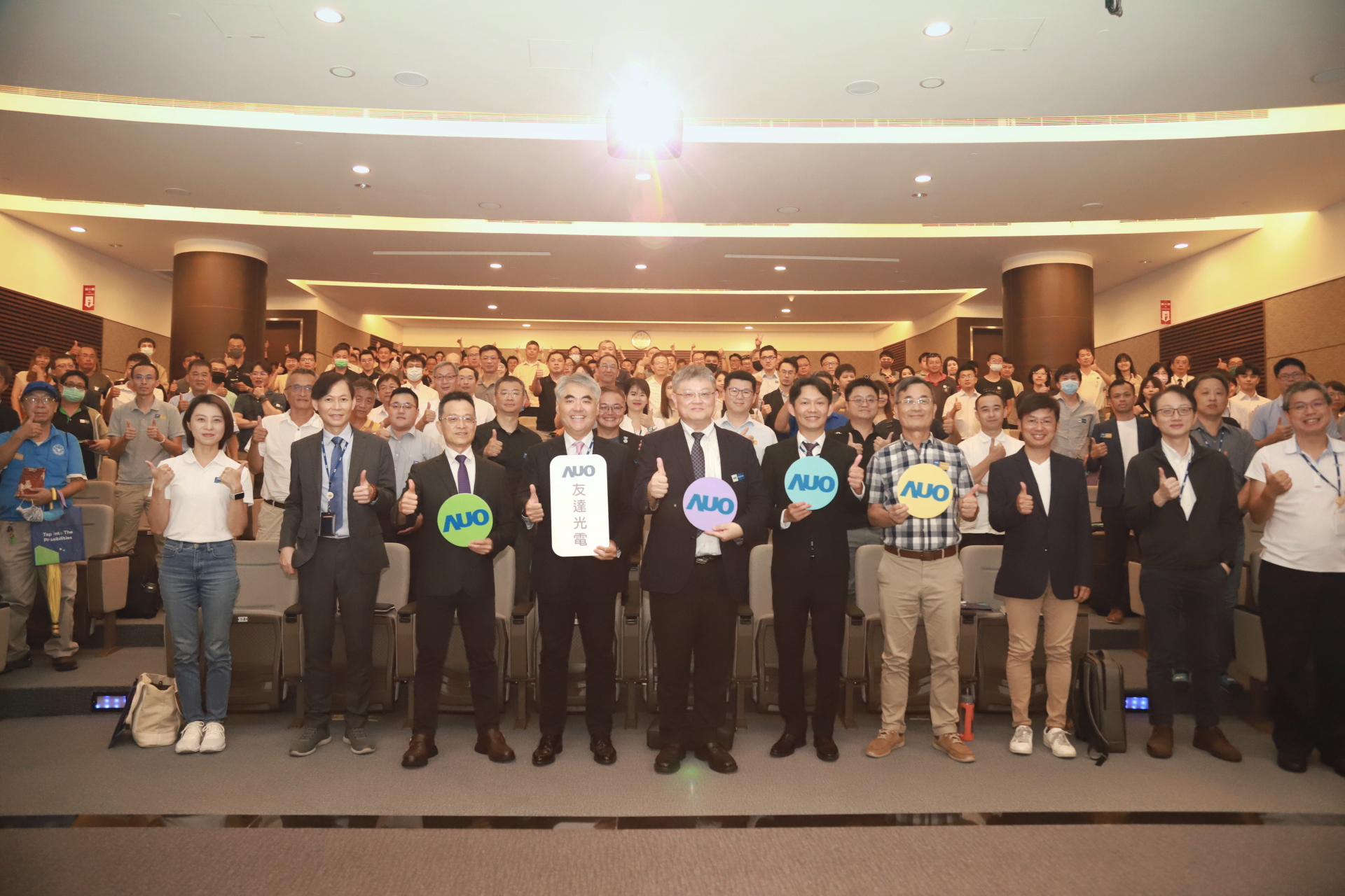 友達光電邀請領域專家共研再生能源發展、電力需求及建築物減碳等議題進行交流，盼共擘綠色永續生態圈的嶄新契機