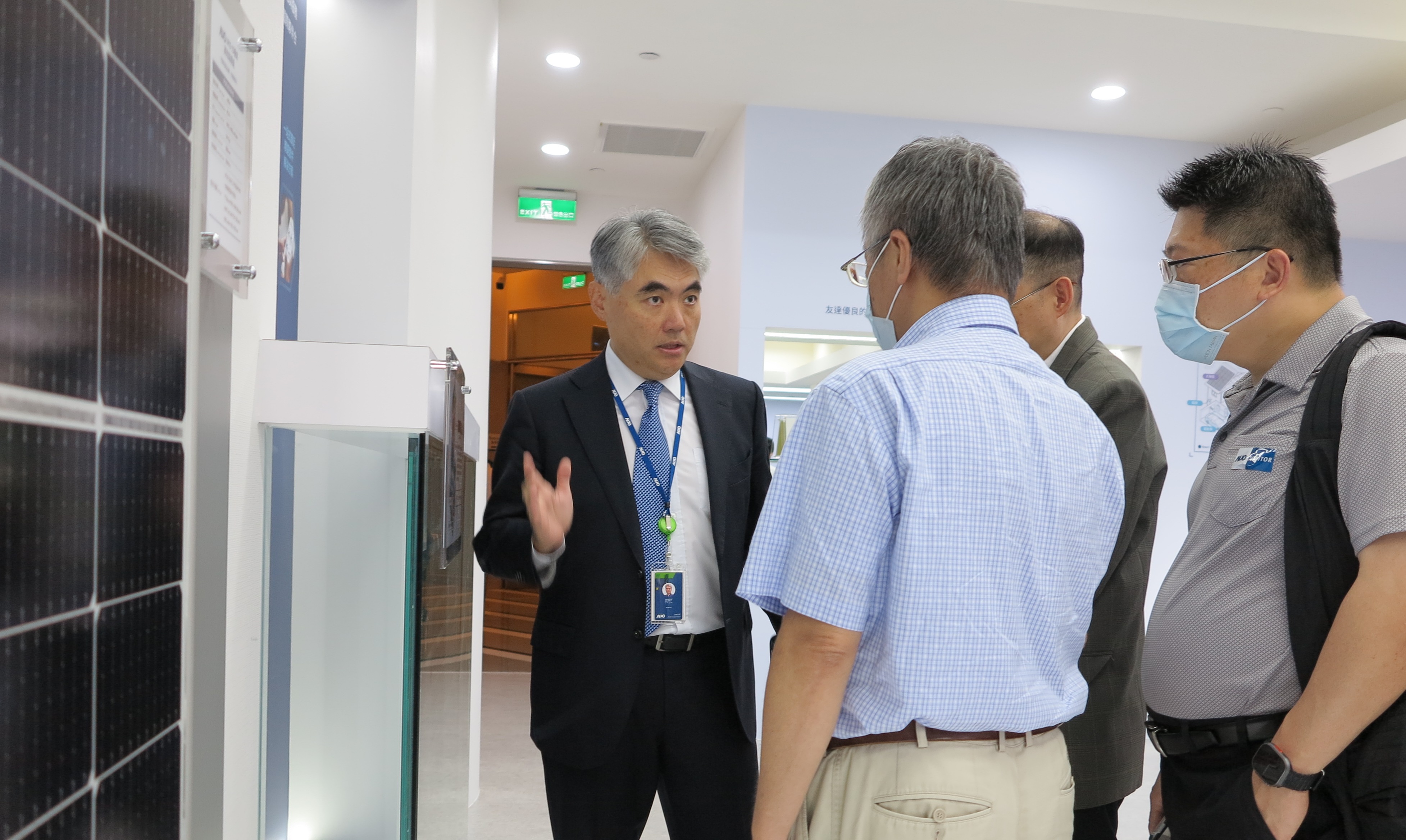 友達光電能源事業群總經理林恬宇分享友達落實太陽能建築一體化目標，協助企業邁向能源轉型的高效能低碳解方。