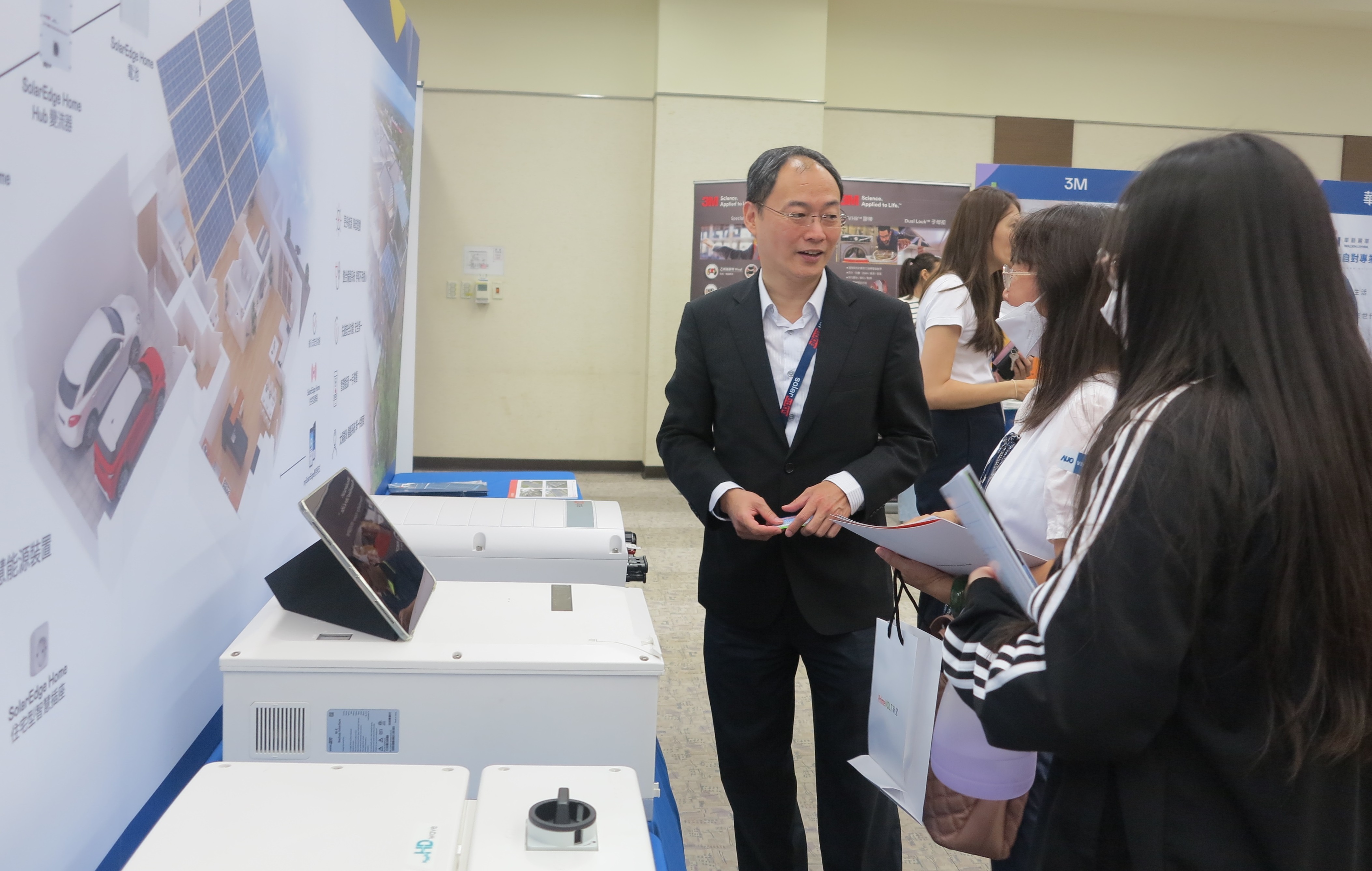 透過研討會產學界緊密交流與分享，提升參與人員借鏡及加深低碳概念，提升綠色能源產業之韌性。