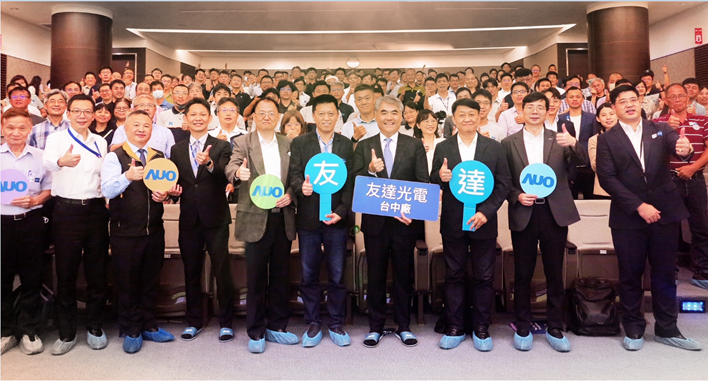 友達以太陽能解決方案領航者，跨足建築領域，4日在台中廠區舉辦「光電建築一體化研討會」，邀請產業先驅共同推動綠化，打造新一代智慧綠建築。